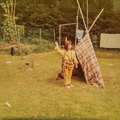 Winnetou spielen und Zelte aus Decken: im Garten der Tante. Winnetou spielen und Zelte aus Decken: im Garten der Tante.