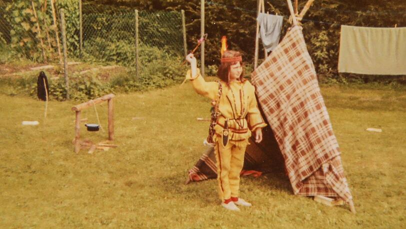 Winnetou spielen und Zelte aus Decken: im Garten der Tante. Winnetou spielen und Zelte aus Decken: im Garten der Tante.