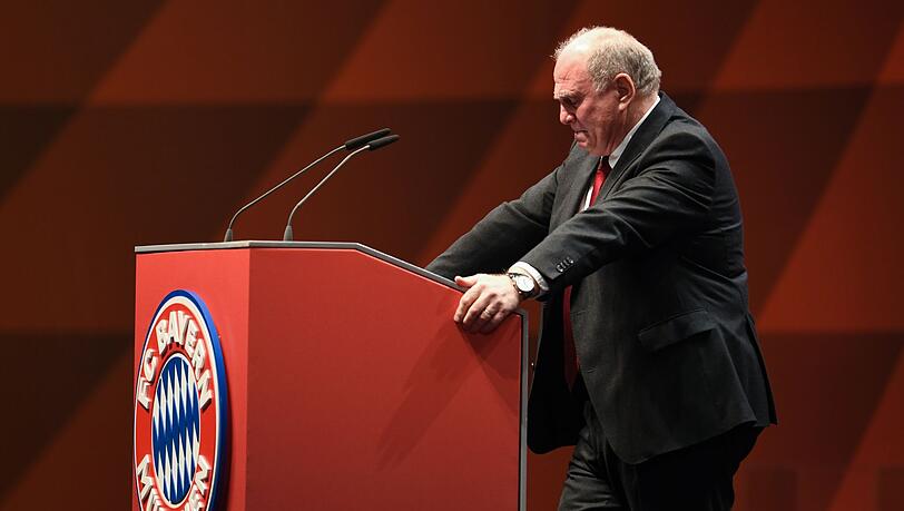 Uli Hoeneß, Präsident des FC Bayern, reagiert während der Jahreshauptversammlung.