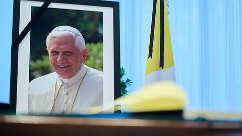 Das Kondolenzbuch für den verstorbenen emeritierten Papst Benedikt XVI. liegt auf einem Tisch.