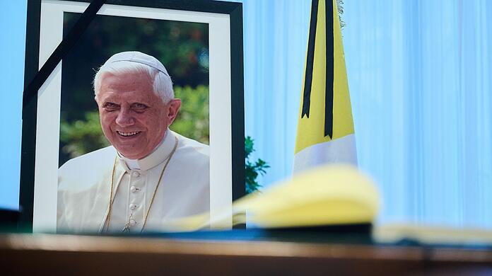 Das Kondolenzbuch für den verstorbenen emeritierten Papst Benedikt XVI. liegt auf einem Tisch.