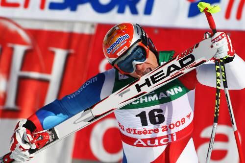 Küsst seinen Sieger-Ski: Didier Cuche.