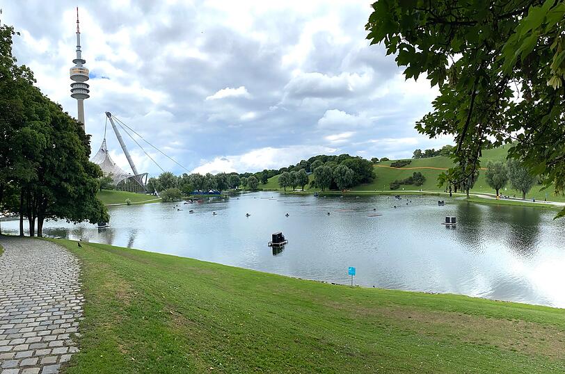 Der Olympiasee am Donnerstag, zwei Tage vor dem Sommernachtstraum-Feuerwerkspektakel. Noch bauen die Pyro-Experten im See und auf dem Berg die insgesamt 50 Plattformen fürs Feuerwerk auf. Der Olympiasee am Donnerstag, zwei Tage vor dem Sommernachtstraum-Feuerwerkspektakel. Noch bauen die Pyro-Experten im See und auf dem Berg die insgesamt 50 Plattformen fürs Feuerwerk auf.
