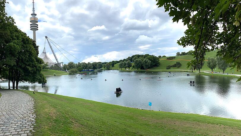 Der Olympiasee am Donnerstag, zwei Tage vor dem Sommernachtstraum-Feuerwerkspektakel. Noch bauen die Pyro-Experten im See und auf dem Berg die insgesamt 50 Plattformen fürs Feuerwerk auf. Der Olympiasee am Donnerstag, zwei Tage vor dem Sommernachtstraum-Feuerwerkspektakel. Noch bauen die Pyro-Experten im See und auf dem Berg die insgesamt 50 Plattformen fürs Feuerwerk auf.