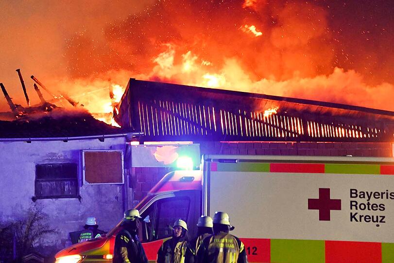 Schließlich stand auf dem Gelände eine Fläche von 1500 Quadratmetern in Flammen, die Feuerwehr verhinderte, dass der Brand auf zwei Wohnhäuser übergriff. Schließlich stand auf dem Gelände eine Fläche von 1500 Quadratmetern in Flammen, die Feuerwehr verhinderte, dass der Brand auf zwei Wohnhäuser übergriff.