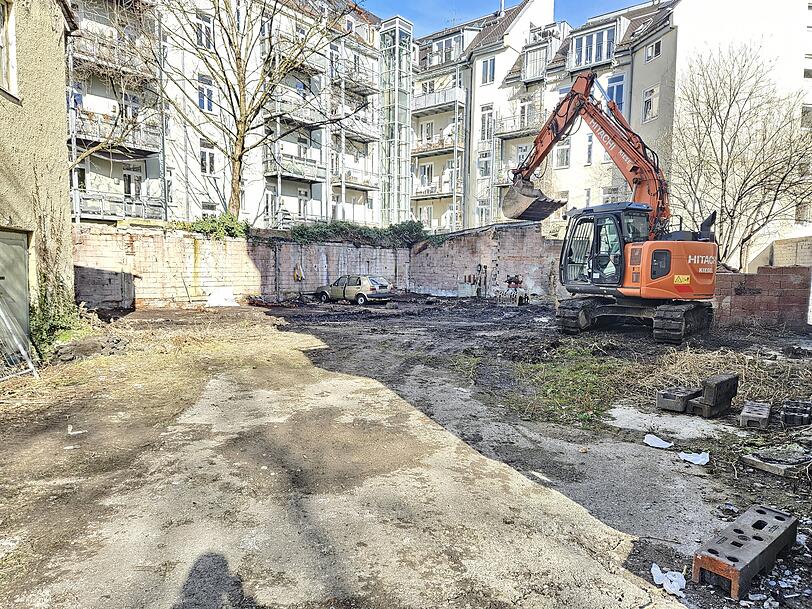 Die Schuppen neben dem Haus sind bereits abgerissen, nur ein einsamer alter Golf ist noch &uuml;brig.