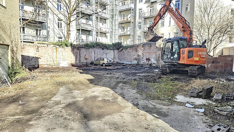 Die Schuppen neben dem Haus sind bereits abgerissen, nur ein einsamer alter Golf ist noch übrig. Die Schuppen neben dem Haus sind bereits abgerissen, nur ein einsamer alter Golf ist noch übrig.