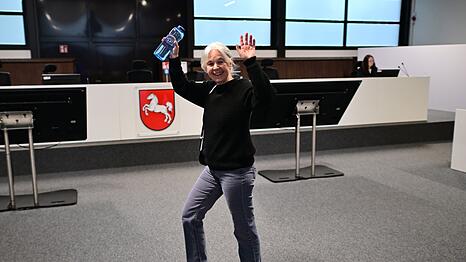 Daniela Klette winkt freudig, wenn Unterst&uuml;tzer im Publikum sitzen. (Archivbild)