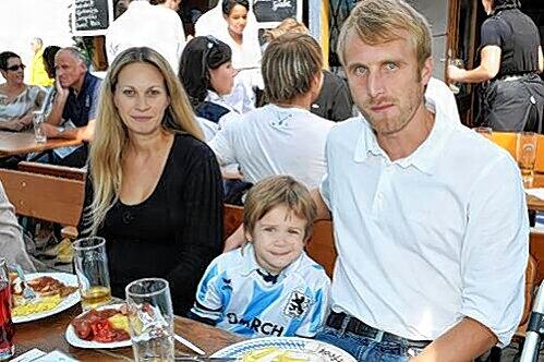 Daniel Bierofka, hier mit seinem Sohn david und Frau Nicole, hat seinen Vertrag bei den Löwen soeben zu deutlich geringeren Bezügen verlängert - sehr zur Freude seines Vaters.