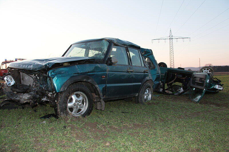Schwerer Unfall bei Haiming: Der Fahrer des Peugeots wurde schwer verletzt von der Feuerwehr aus dem Wrack geborgen.