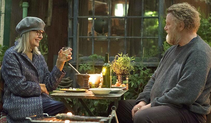 Die leicht affektierte Emily (Diane Keaton) fühlt sich wohl in und vor Donalds (Brendan Gleason) Hütte. Aber darf er überhaupt weiterhin darin wohnen?
