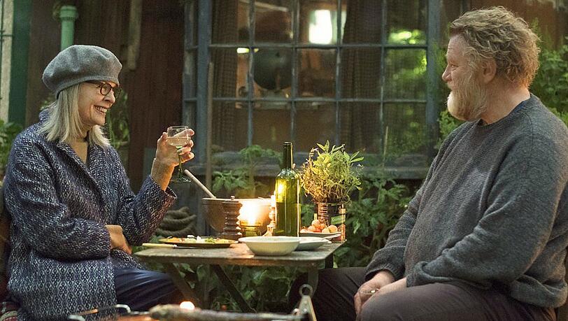 Die leicht affektierte Emily (Diane Keaton) fühlt sich wohl in und vor Donalds (Brendan Gleason) Hütte. Aber darf er überhaupt weiterhin darin wohnen?