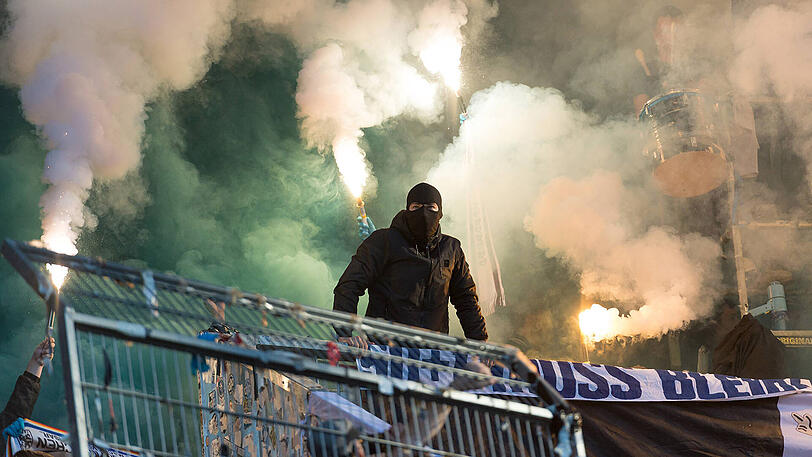 Wegen des Pyro-Vorfalls musste die Partie der Löwen kurzzeitig unterbrochen werden.