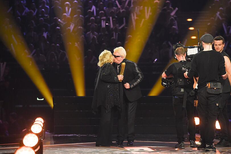 Ein Schmatzer für den Heino. Der bekommt mit seiner Hannelore nämlich den Preis für sein Lebenswerk.