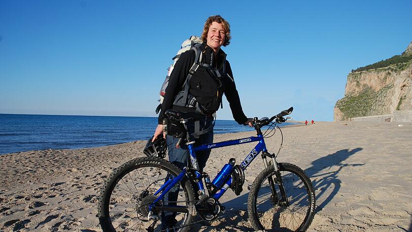 12.000 km möchte Claudia Dippold zurücklegen – mit dem Fahrrad! Für jeden Kilometer möchte sie einen Euro an Spenden für die Uganda Kinderhilfe Regensburg sammeln. 12.000 km möchte Claudia Dippold zurücklegen – mit dem Fahrrad! Für jeden Kilometer möchte sie einen Euro an Spenden für die Uganda Kinderhilfe Regensburg sammeln.
