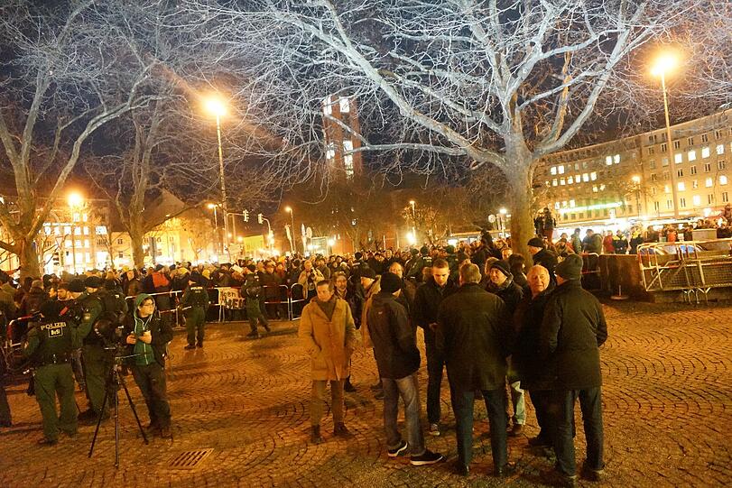 Ein paar Pegida-Anhänger hatten einen Spaziergang durch München geplant. Sie trafen sich um 18.30 Uhr am Sendlinger Tor.