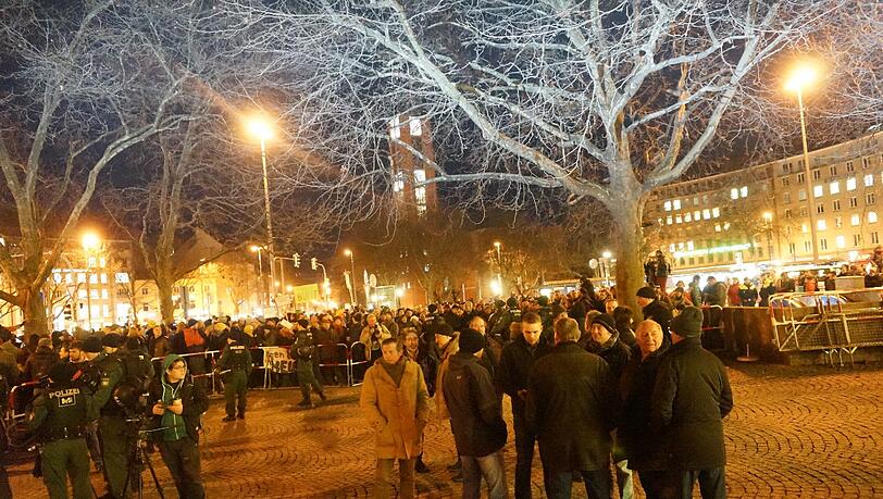 Ein paar Pegida-Anhänger hatten einen Spaziergang durch München geplant. Sie trafen sich um 18.30 Uhr am Sendlinger Tor. Ein paar Pegida-Anhänger hatten einen Spaziergang durch München geplant. Sie trafen sich um 18.30 Uhr am Sendlinger Tor.