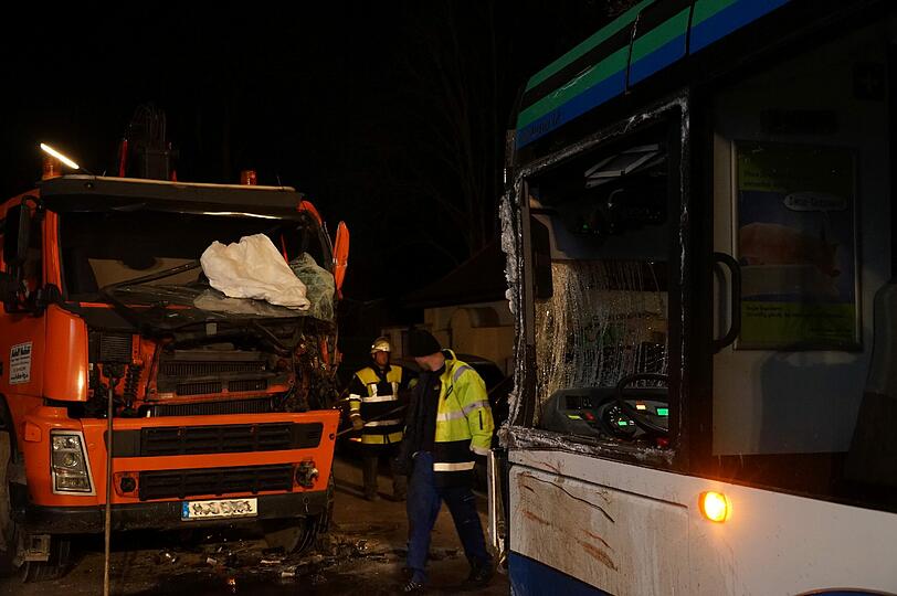 Schwerer Unfall in der Planeggstraße: Ein MVV-Bus und ein Lkw sind frontal zusammengekracht. Der Lkw-Fahrer musste aus seinem Fahrzeug geschnitten werden.