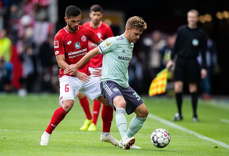 JOSHUA KIMMICH, NOTE 2: Satter Lattenknaller mit Effet nach Lewandowskis Ablage &ndash; Pech. Stark, weil mit guter Ballannahme und dann zielstrebig bei seiner Flanke auf Goretzka, der die Führung erzielte. Sehr aktiv und aggressiv, der Mann braucht ja keine Pausen.