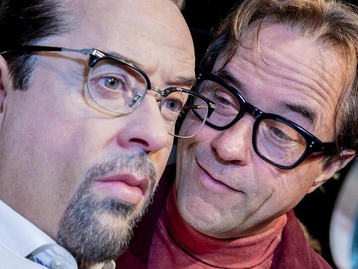 Jan Josef Liefers betrachtet schmunzelnd bei Madame Tussauds seine Wachsfigur, die ihn in seiner "Tatort"-Rolle als Prof. Karl-Friedrich Boerne zeigt.