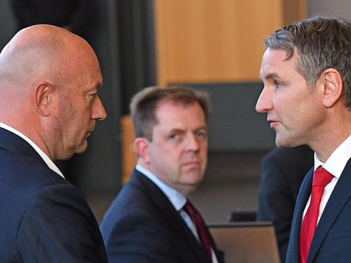 Dieses Bild hat sich eingebrannt: AfD-Fraktionschef Björn Höcke (r.) gratuliert dem neuen Thüringer Ministerpräsidenten Thomas Kemmerich (FDP).