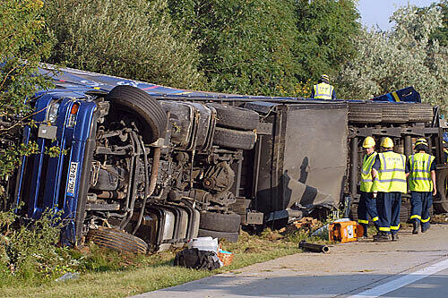 17. Juli 2007: Rettungskräfte arbeiten bei Bogen auf der A 3 an dem umgekippten Laster, der zwei Buben unter sich begraben hatte.