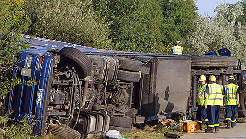 17. Juli 2007: Rettungskräfte arbeiten bei Bogen auf der A 3 an dem umgekippten Laster, der zwei Buben unter sich begraben hatte. 17. Juli 2007: Rettungskräfte arbeiten bei Bogen auf der A 3 an dem umgekippten Laster, der zwei Buben unter sich begraben hatte.