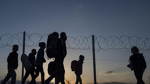 Flüchtlinge sind im Jahr 2016 auf dem Weg zu einem Transit-Camp, nachdem sie die Grenze zwischen Griechenland und Mazedonien überschritten haben.