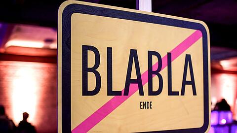 Schluss mit Blabla? Viele Erwachsene in Deutschland empfinden sogenannten Small Talk als oberflächlich.