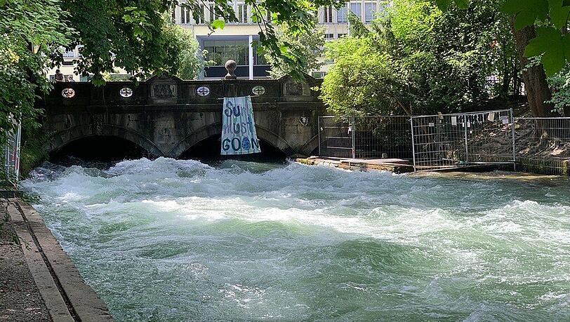 Die Eisbachwelle am Montagvormittag.