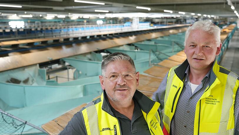 Horst Isemann (l.) und Manfred Lang vor den kilometerlangen Förderbändern.