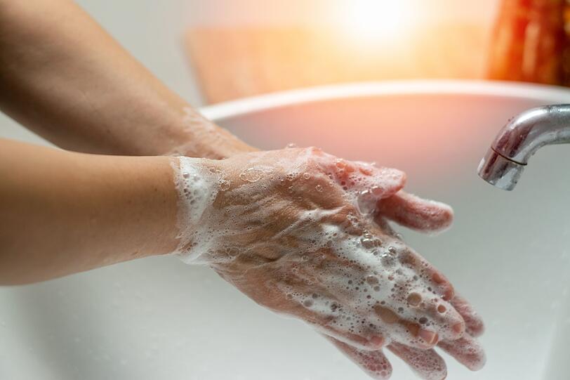 Vor jedem Training sollte das Gesicht gereinigt werden und auch Hände. Sie übernehmen bei vielen Übungen eine wichtige Funktion: Finger halten dagegen, ziehen und massieren. Vor jedem Training sollte das Gesicht gereinigt werden und auch Hände. Sie übernehmen bei vielen Übungen eine wichtige Funktion: Finger halten dagegen, ziehen und massieren.