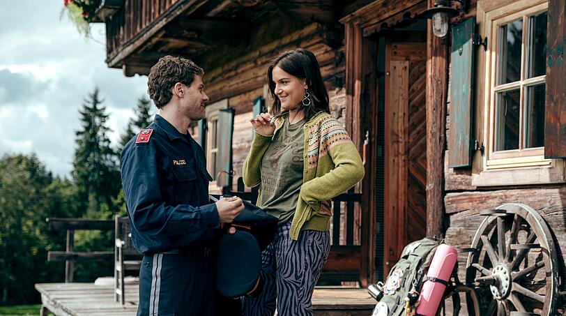 Tobi (Noah L. Perktold) und seine Schwester Anna (Allegra Tinnefeld) freuen sich, dass die Familie nach ihrer Heimkehr wieder zusammen ist.