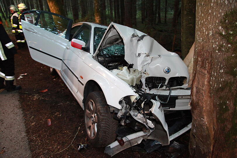 Bei einem schweren Verkehrsunfall sind am Sonntag vier Männer schwer verletzt worden. Die Unfallursache ist noch ungeklärt. Der Fahrer des BMW war von der Straße abgekommen und in eine Baumgruppe gerast - die Bilder des Unfalls.