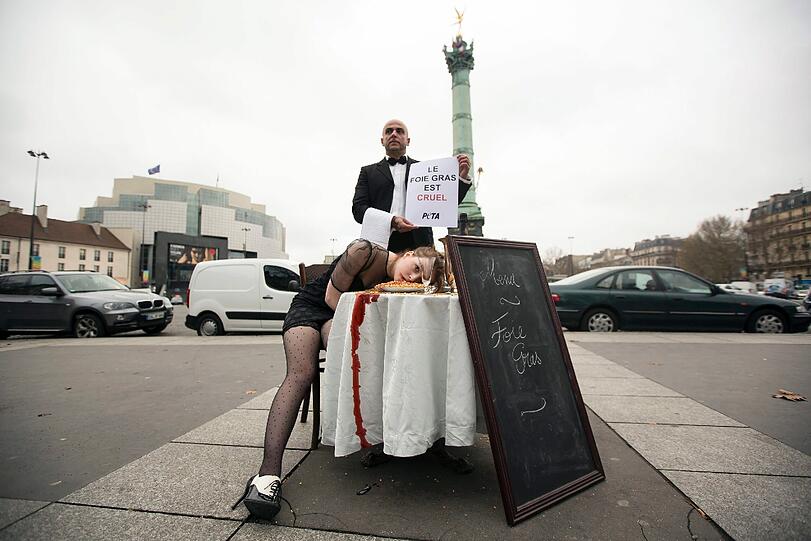 PETA-Protest gegen "Stopf-Leber" in Paris.