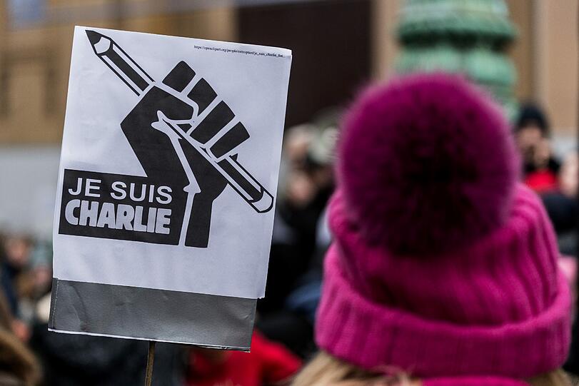 3000 Münchner gegen den Terror: Vor der Feldherren-Halle setzen viele soldarisch mit Paris ein Zeichen gegen Gewalt. Die Bilder...