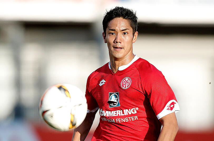 Yoshinori Muto (22) ist japanischer Nationalspieler und spielte zuletzt für den FC Tokyo. Für eine Ablösesumme von 2,8 Millionen Euro wechselte er zum FSV Mainz 05, der damit namhafte Konkurrenz wie Bayer Leverkusen und den FC Chelsea ausstechen konnte.
