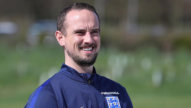 Seit Dezember 23013 Trainer des englischen Frauen-Nationalteams: Mark Sampson. Seit Dezember 23013 Trainer des englischen Frauen-Nationalteams: Mark Sampson.