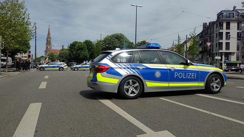 Die Polizei hat auch die Tegernseer Landstraße abgesperrt.
