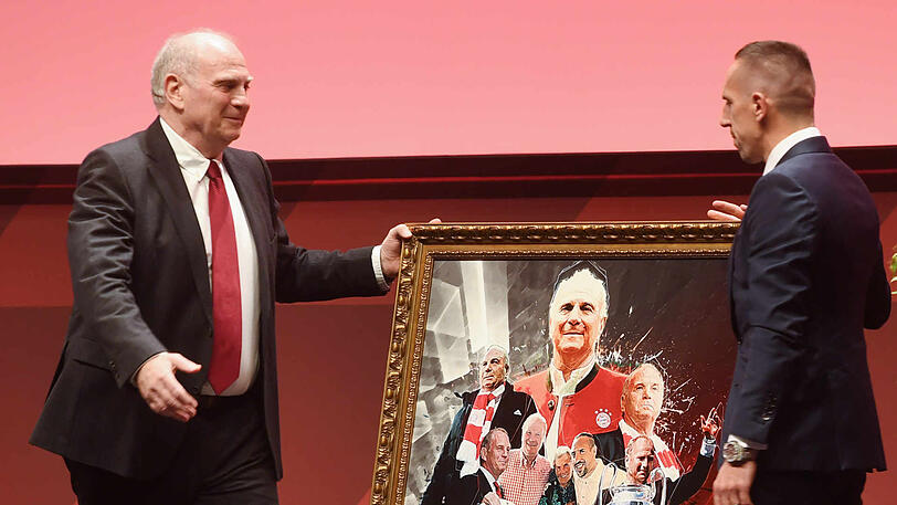 Ribéry (r.) überreichte Hoeneß bei der Jahreshauptversammlung ein Geschenk.