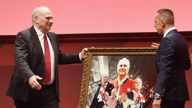 Ribéry (r.) überreichte Hoeneß bei der Jahreshauptversammlung ein Geschenk.