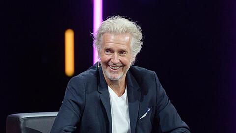Der Autor Frank Schätzing sitzt bei einer Veranstaltung im Studio.