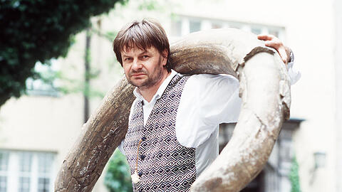 Bernard von Bredow 1999 mit einem Mammutzahn bei Aufnahmen für den ZDF-Zweiteiler "Feuer im Eis".
