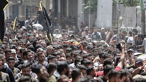 Trauernde nehmen in Gaza-Stadt an der Beerdigung der Opfer der israelischen Militäroperation teil.