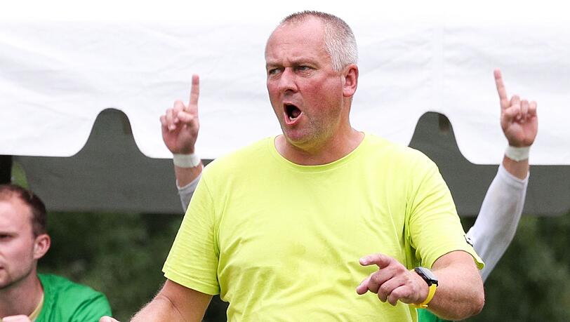 Olaf Neuenfeld, Faustball-Bundestrainer, jubelt.