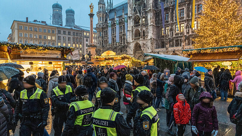 Polizisten sorgen für Sicherheit beim Münchner Christkindlmarkt.