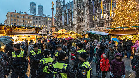 Polizisten sorgen für Sicherheit beim Münchner Christkindlmarkt.