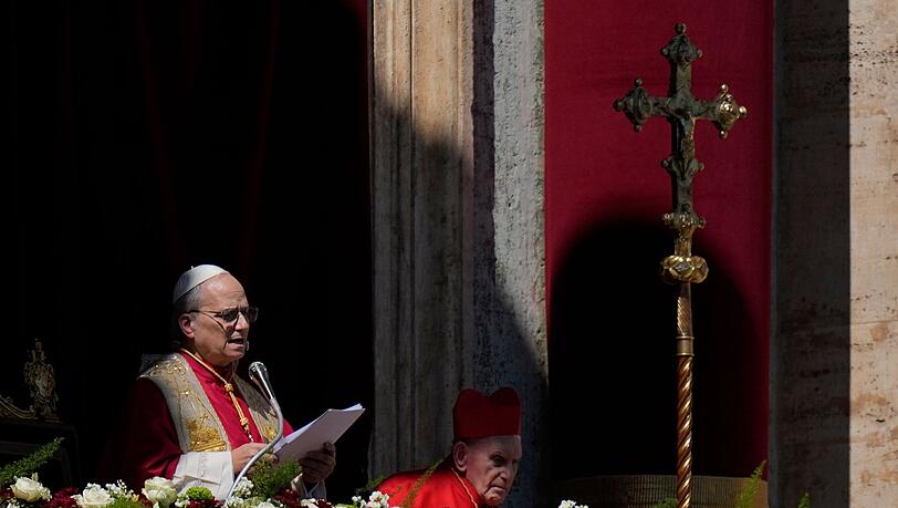 Von der zentralen Loggia des Petersdoms spendet Leo XIV. den Segen Urbi et Orbi.