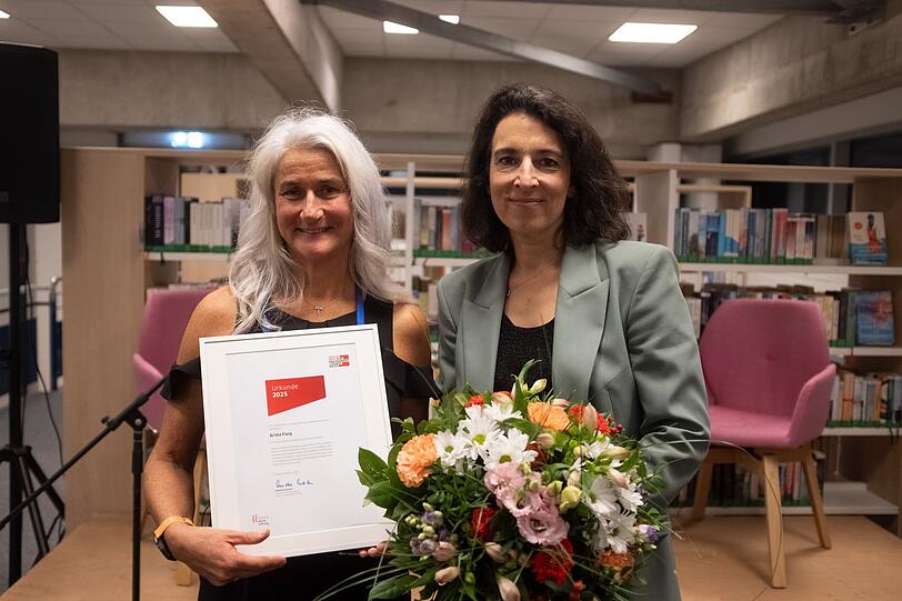Britta (links) kämpft. Sie hat ein Kinderbuch über die "Elfe Dementia" geschrieben und gemalt. Für ihren Einsatz für einen offeneren Umgang mit Alzheimer wurde sie von Dr. Eva Koch (rechts) mit dem Hertie-Preis ausgezeichnet. Britta (links) kämpft. Sie hat ein Kinderbuch über die "Elfe Dementia" geschrieben und gemalt. Für ihren Einsatz für einen offeneren Umgang mit Alzheimer wurde sie von Dr. Eva Koch (rechts) mit dem Hertie-Preis ausgezeichnet.
