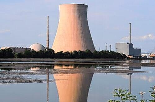 Wirtschaftsreferent und OB streiten über die Auswirkungen längerer Laufzeiten von Atomkraftwerken (hier Isar 1) auf die Stadt.